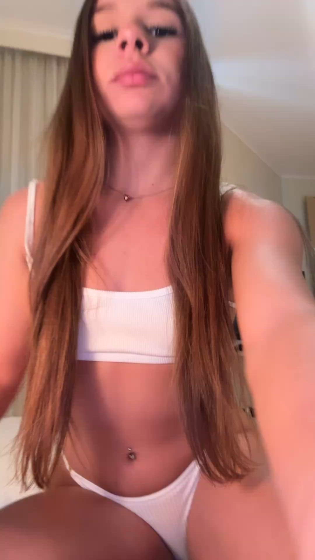 Vídeo Bella Gold, Vitória ES - Ninfetinha Iniciante, um luxo Irresistível