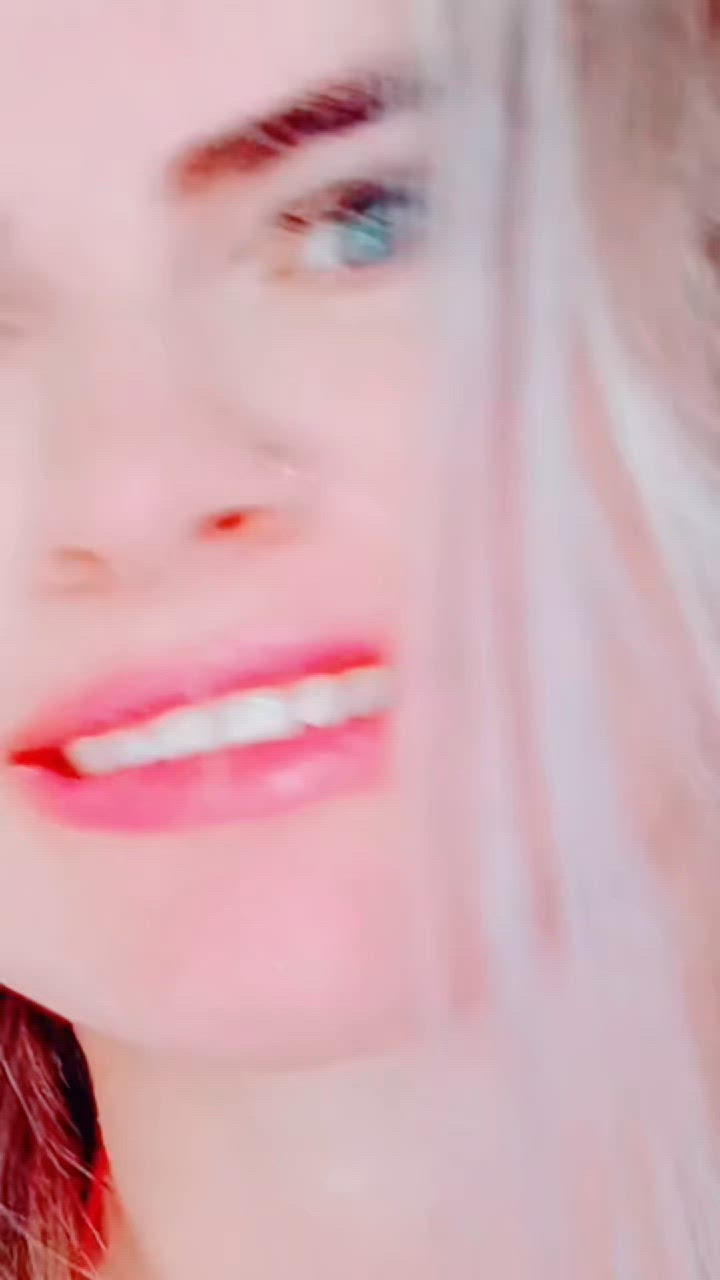 Vídeo Bianca Salles, Vila Velha ES - Loira natural,  estilo cavalona - Clique para assistir