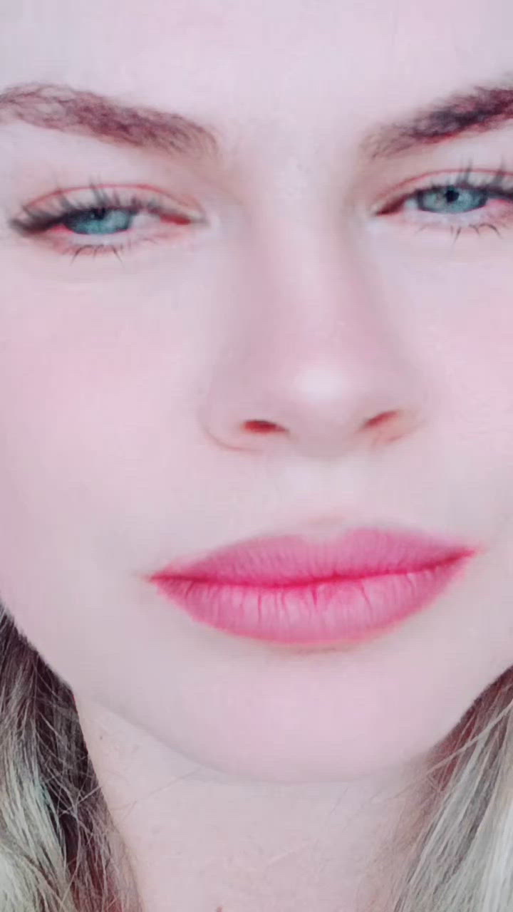 Vídeo Bianca Salles, Vila Velha ES - Loira natural,  estilo cavalona - Clique para assistir