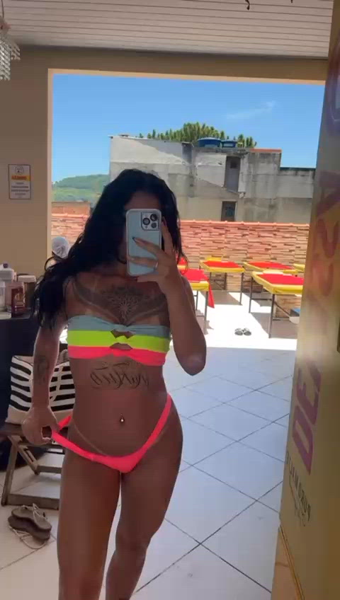 Vídeo Clara Aguiar, Vila Velha ES - Baixinha, tatuada, dançarina e muito safada - Clique para assistir