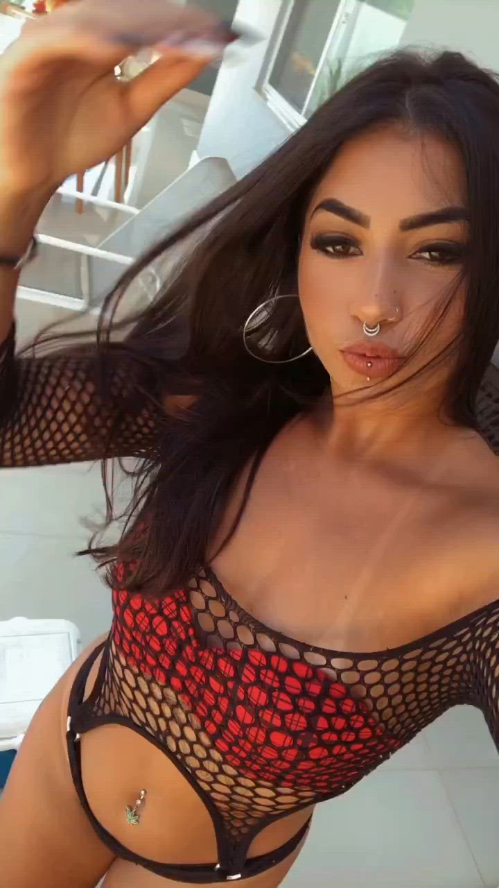 Vídeo Clara Aguiar, Vila Velha ES - Baixinha, tatuada, dançarina e muito safada - Clique para assistir