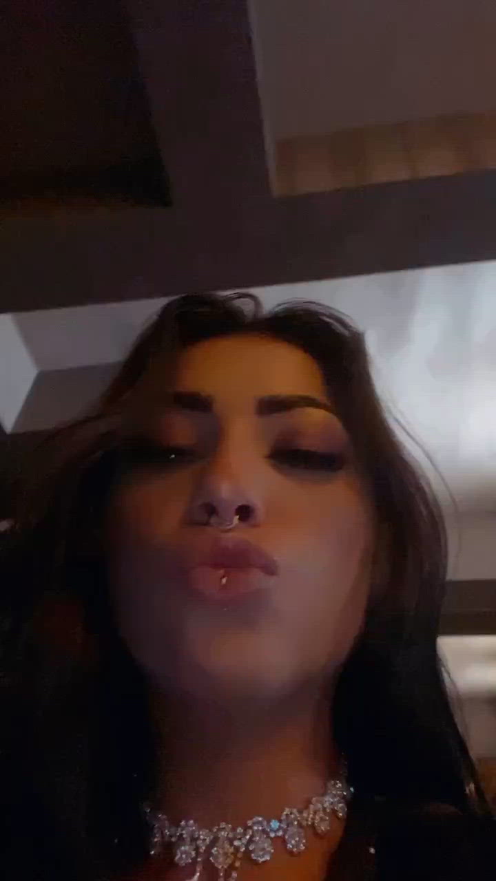 Vídeo Clara Aguiar, Vila Velha ES - Baixinha, tatuada, dançarina e muito safada - Clique para assistir