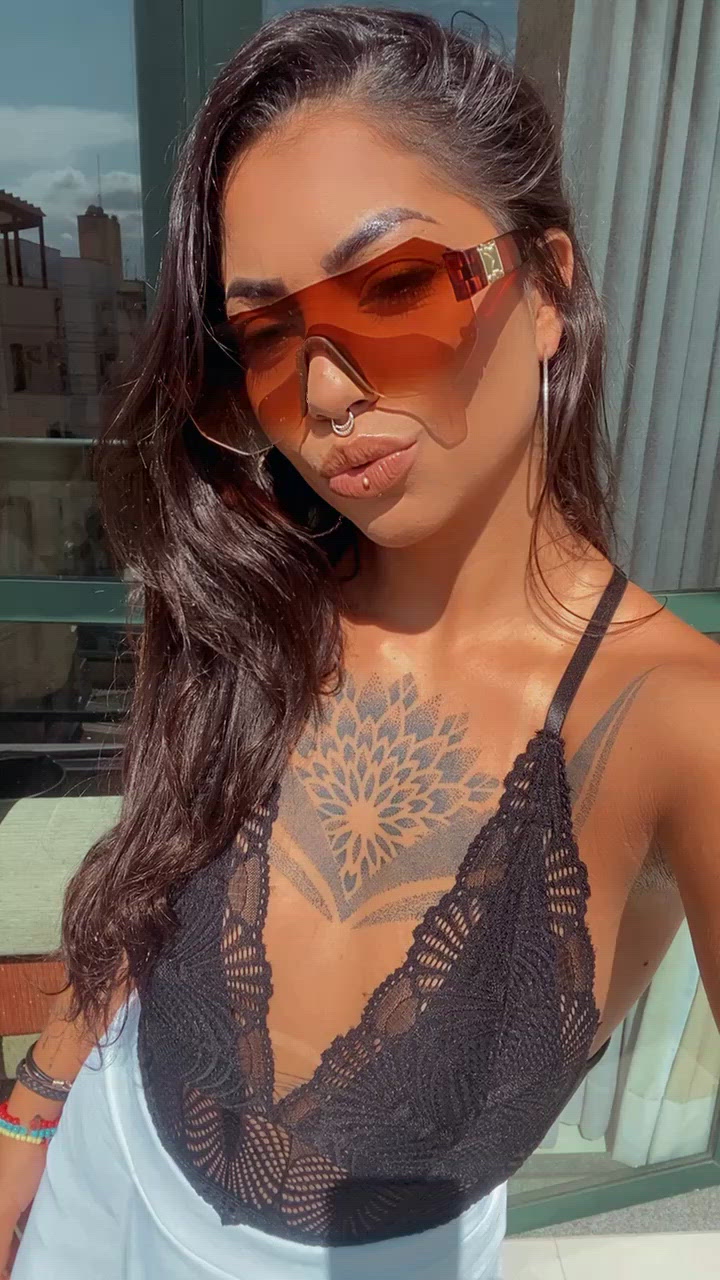 Vídeo Clara Aguiar, Vila Velha ES - Baixinha, tatuada, dançarina e muito safada - Clique para assistir