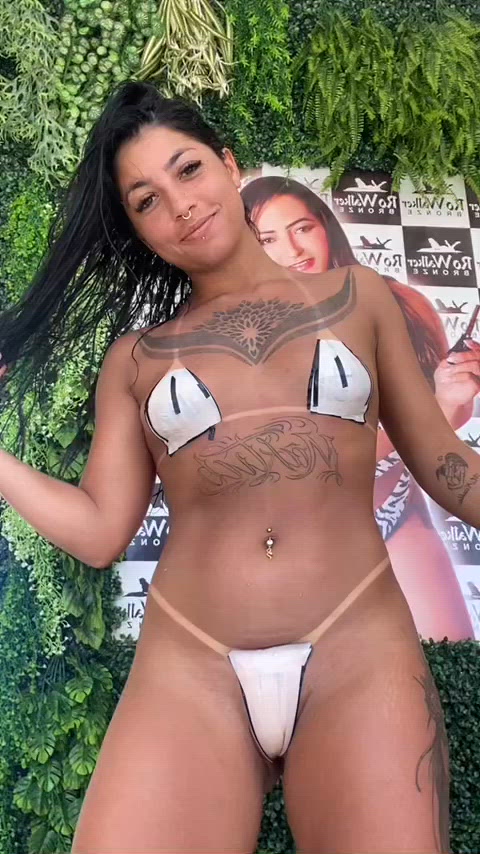 Vídeo Clara Aguiar, Vila Velha ES - Baixinha, tatuada, dançarina e muito safada - Clique para assistir