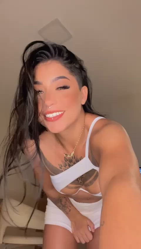 Vídeo Clara Aguiar, Vila Velha ES - Baixinha, tatuada, dançarina e muito safada - Clique para assistir