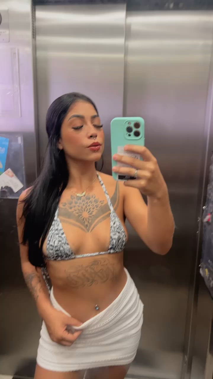 Vídeo Clara Aguiar, Vila Velha ES - Baixinha, tatuada, dançarina e muito safada - Clique para assistir