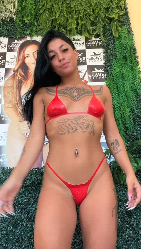 Vídeo Clara Aguiar, Vila Velha ES - Baixinha, tatuada, dançarina e muito safada - Clique para assistir