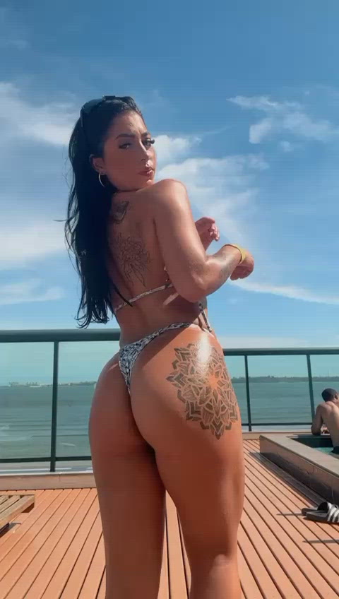 Vídeo Clara Aguiar, Vila Velha ES - Baixinha, tatuada, dançarina e muito safada - Clique para assistir