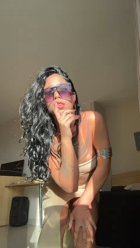 Vídeo Clara Aguiar, Vila Velha ES - Baixinha, tatuada, dançarina e muito safada - Clique para assistir