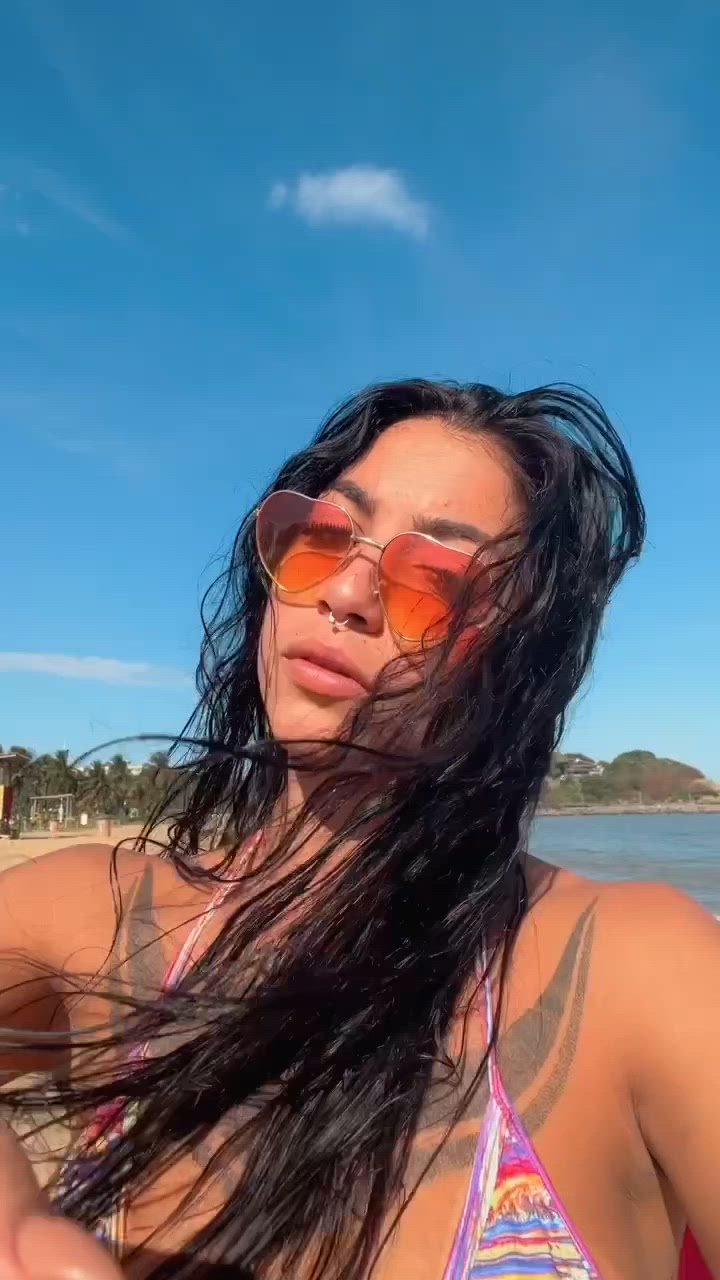 Vídeo Clara Aguiar, Vila Velha ES - Baixinha, tatuada, dançarina e muito safada - Clique para assistir