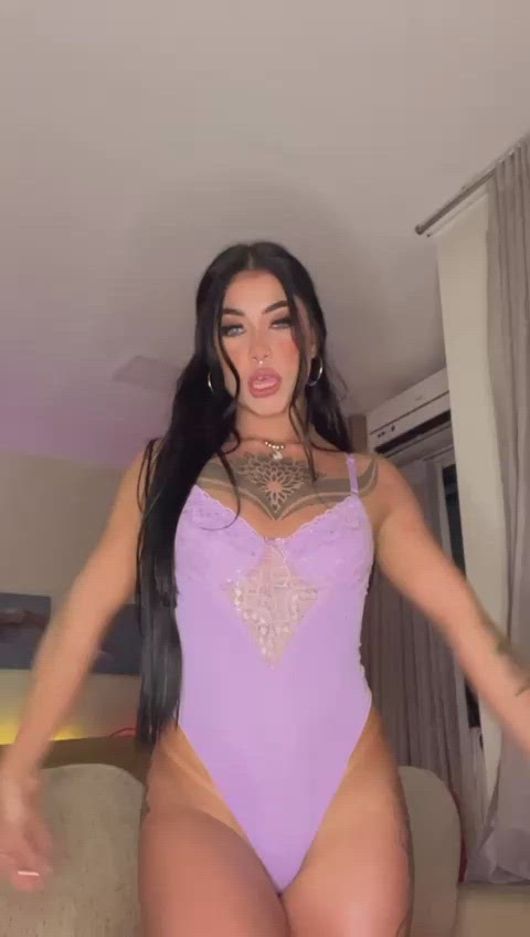 Vídeo Clara Aguiar, Vila Velha ES - Baixinha, tatuada, dançarina e muito safada - Clique para assistir