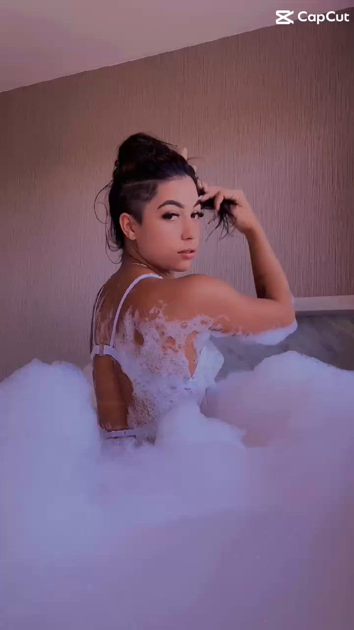 Vídeo Clara Aguiar, Vila Velha ES - Baixinha, tatuada, dançarina e muito safada - Clique para assistir