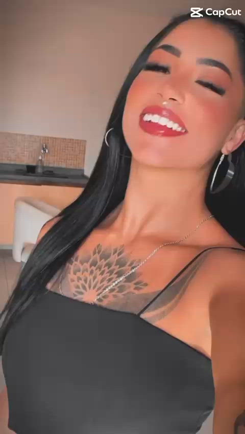 Vídeo Clara Aguiar, Vila Velha ES - Baixinha, tatuada, dançarina e muito safada - Clique para assistir