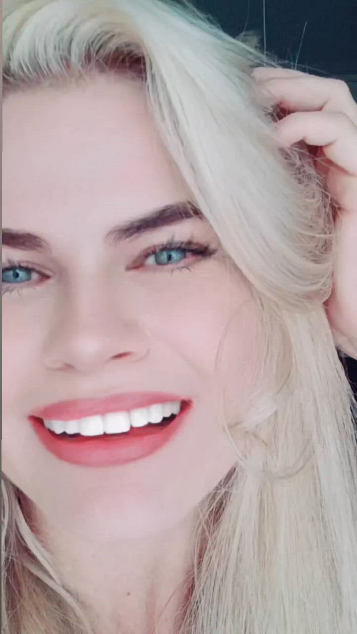 Vídeo Clara Mel, Vila Velha ES - Loira natural,  estilo cavalona - Clique para assistir