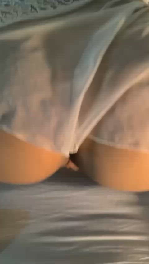 Vídeo Ellen, Vila Velha ES - Pele branquinha e macia, minha bunda grande e durinha - Clique para assistir