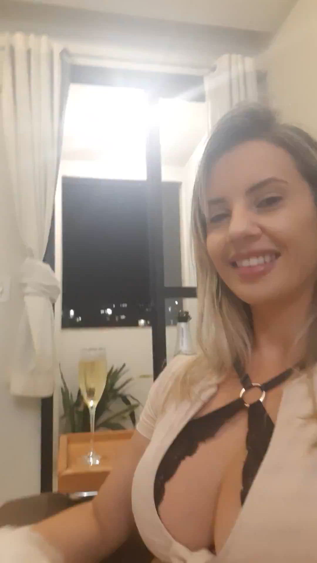 Vídeo Hellen, Vitória ES - Linda, elegante, pequena e delicada