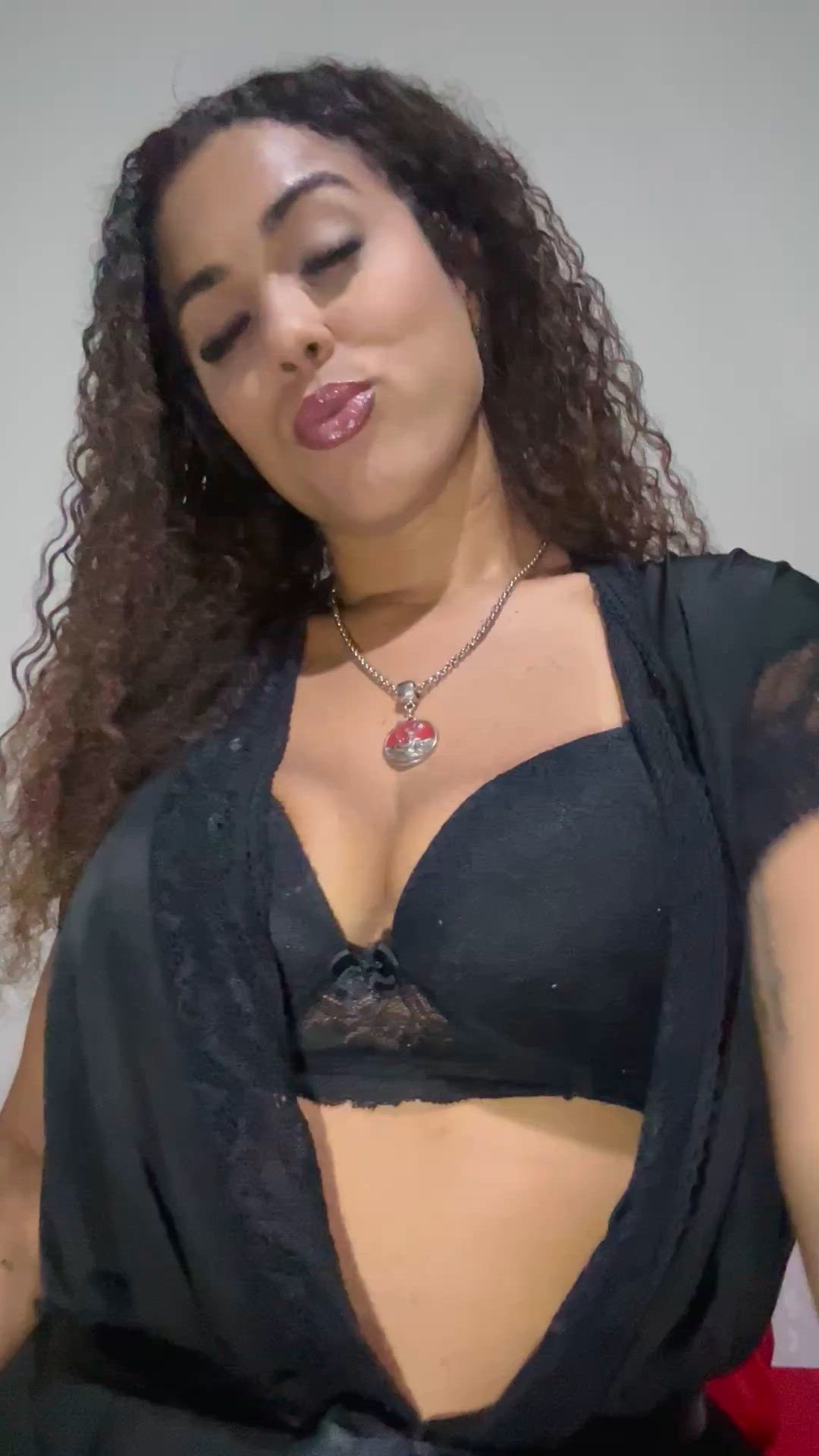 Vídeo Isabella Fox, Vitória ES - Carioca educada e safada, massagem íntima e relaxante - Clique para assistir