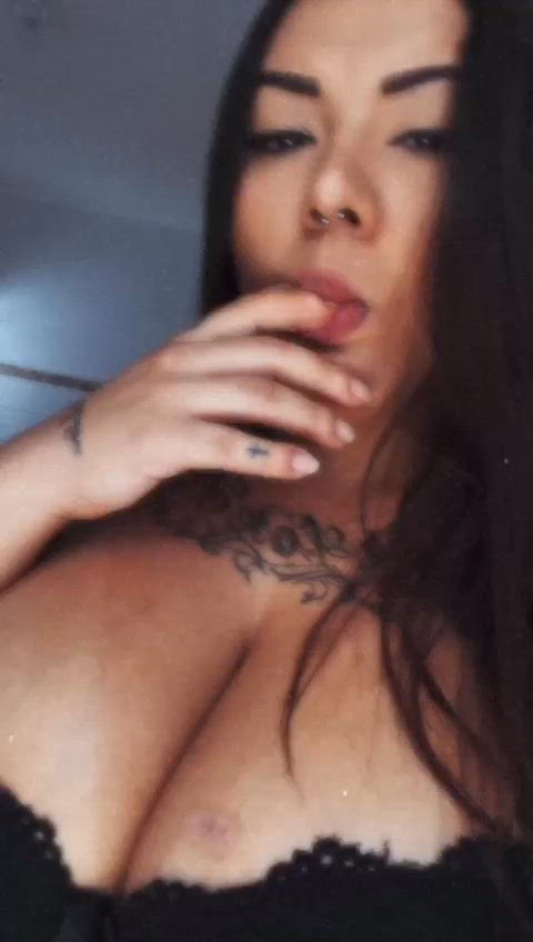 Vídeo Michele Albuquerque , Parati RJ - Massoterapeuta mineirinha com local! - Clique para assistir