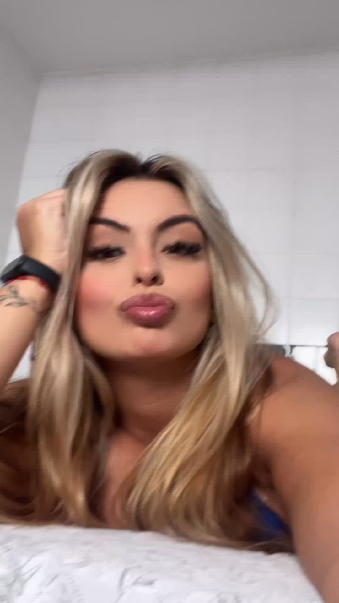 Vídeo Nina Oliveira, Vitória ES - Rainha do boquete - Clique para assistir