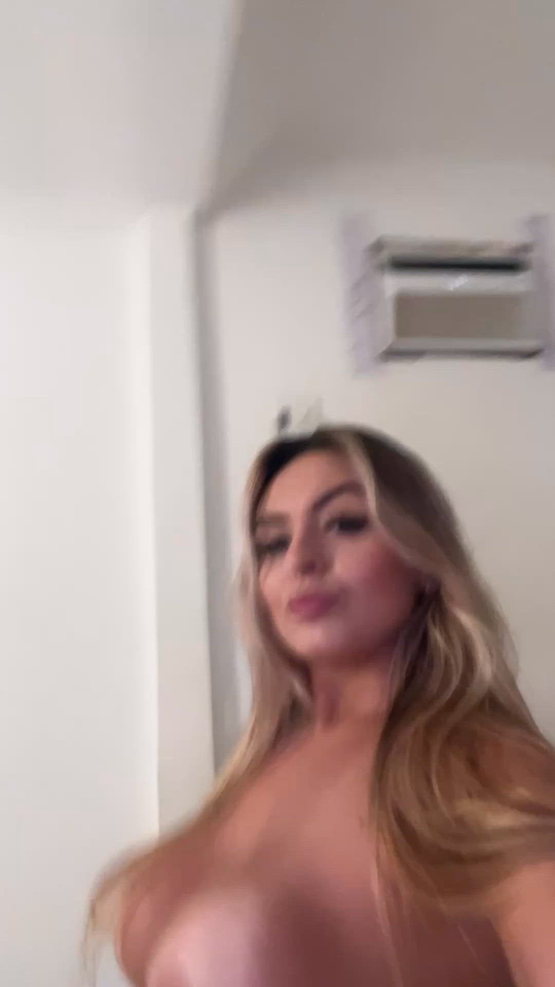 Vídeo Nina Oliveira, Vitória ES - Rainha do boquete - Clique para assistir