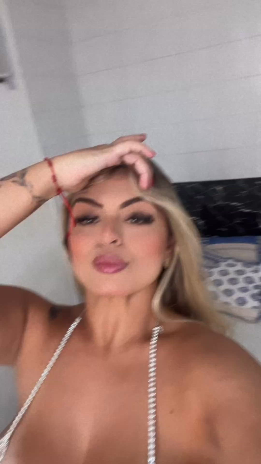 Vídeo Nina Oliveira, Vitória ES - Rainha do boquete - Clique para assistir
