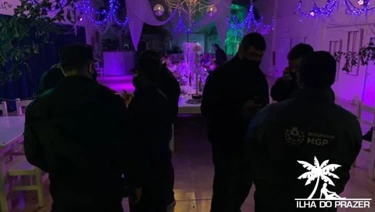 Policiais são confundidos com strippers ao barrar festa de swing em ação contra covid